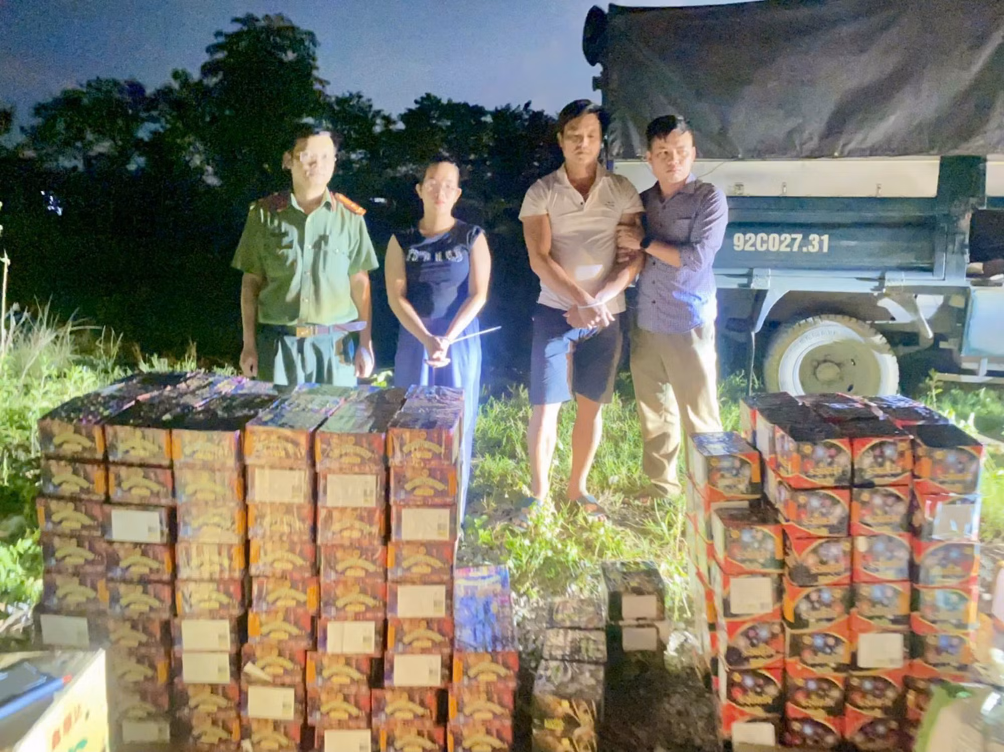 Bắt giữ 2 đối tượng vận chuyển thuốc nổ và pháo trên xe bán tải -0