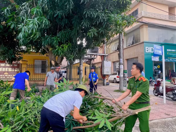 Công an các tỉnh miền Trung khẩn trương giúp dân ứng phó với bão số 4 -0