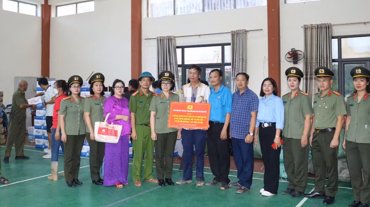 Đoàn Thanh niên, Hội Phụ nữ, Công đoàn CAND xung kích, đồng hành cùng nhân dân và CBCS vùng lũ lụt -0