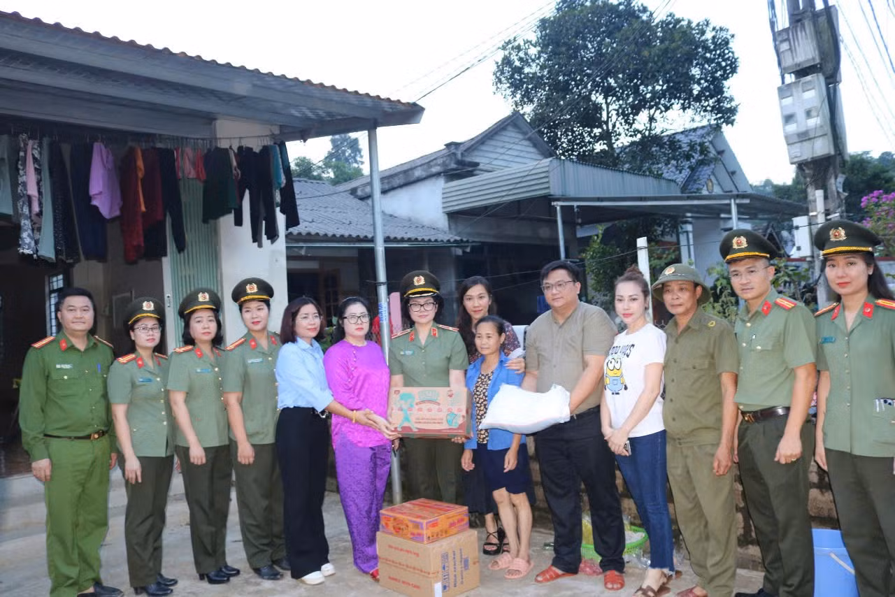 Đoàn Thanh niên, Hội Phụ nữ, Công đoàn CAND xung kích, đồng hành cùng nhân dân và CBCS vùng lũ lụt -1