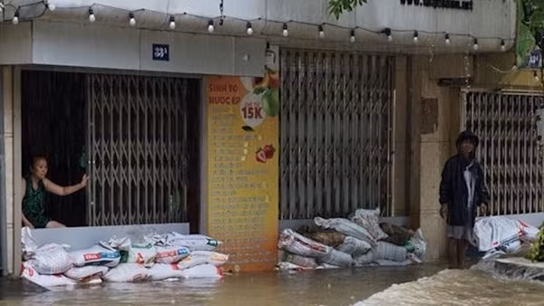 Nước nhấn chìm bãi giữa sông Hồng, Công an Ba Đình dùng xuồng cứu 3 người dân thoát hiểm