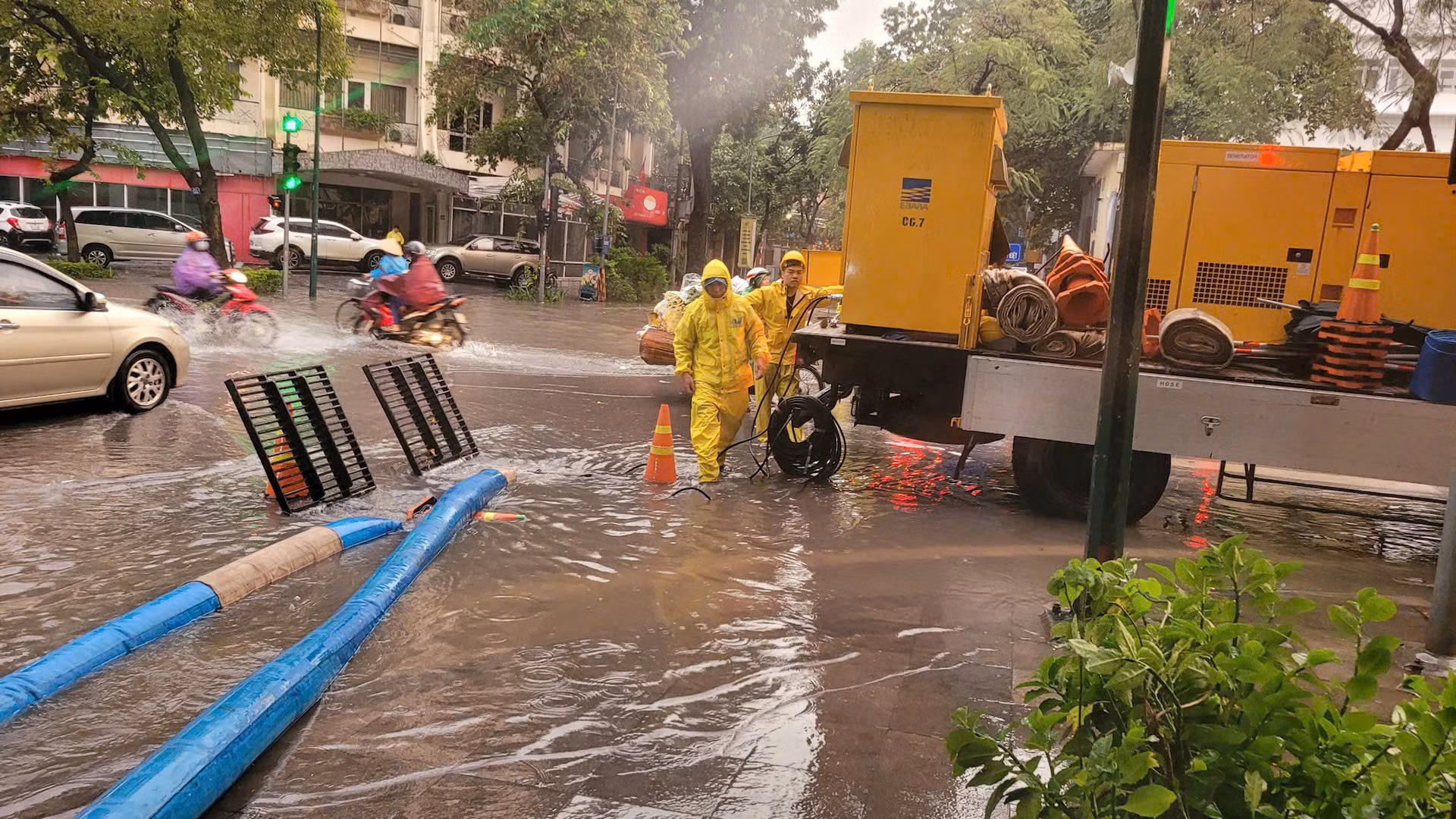Hà Nội: Sáng 16/9, nhiều tuyến phố lại ngập sâu sau trận mưa lớn trong đêm -0