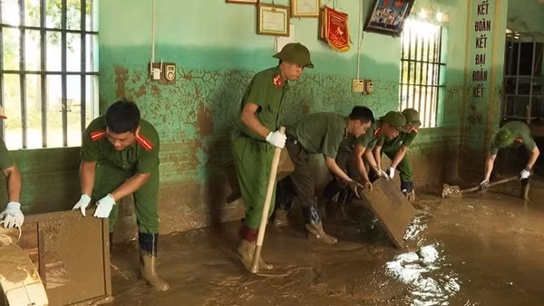 Công an tỉnh Phú Thọ tập trung giúp dân khắc phục hậu quả mưa bão