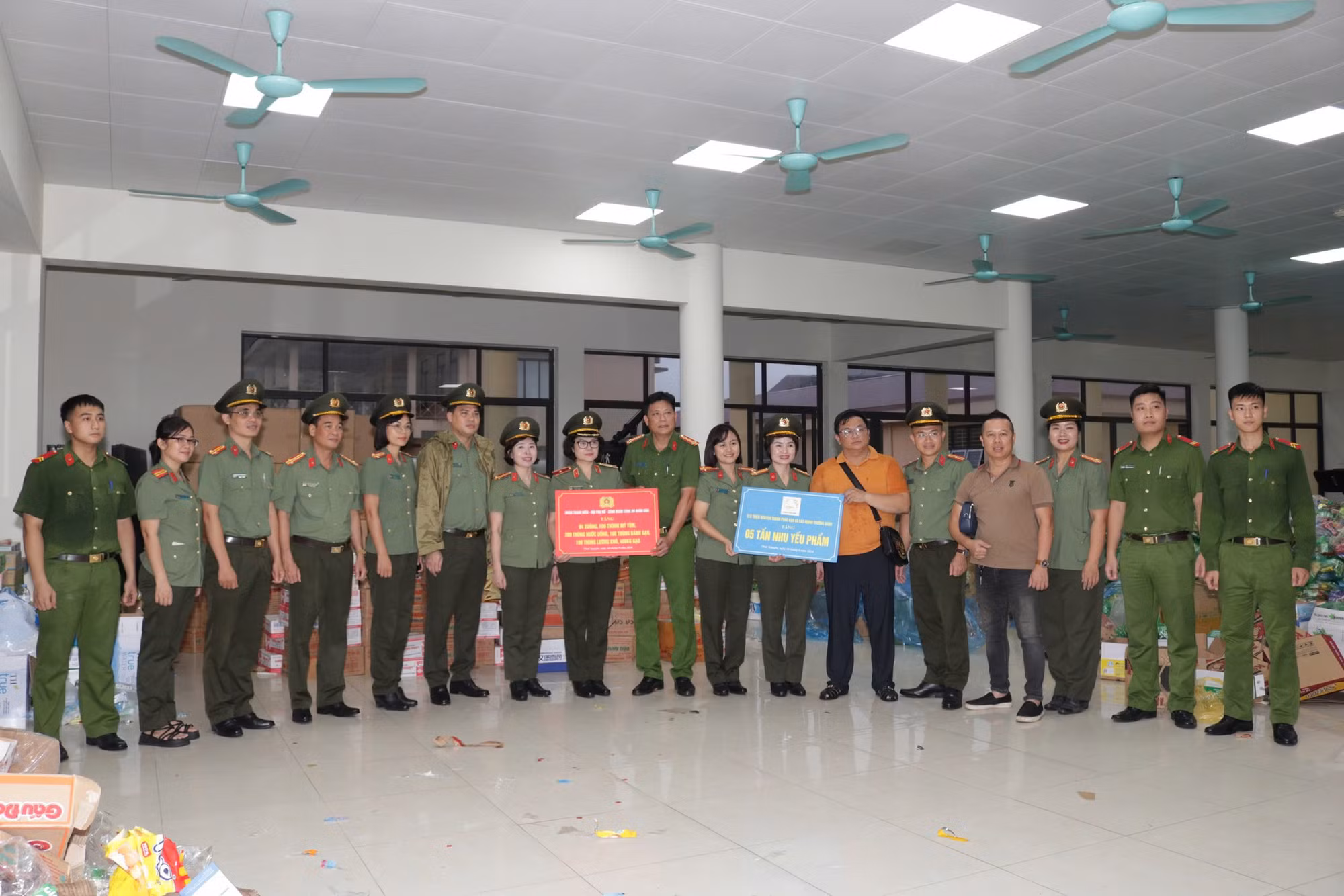 Đoàn Thanh niên, Hội Phụ nữ, Công Đoàn CAND tặng quà CBCS và nhân dân tỉnh Thái Nguyên -0