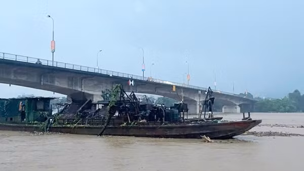 Hai tàu từ Trung Quốc trôi dạt trên sông đã được cứu hộ thành công