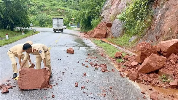 Công an Hoà Bình vận động di dời hàng trăm hộ dân khỏi vùng nguy cơ sạt lở