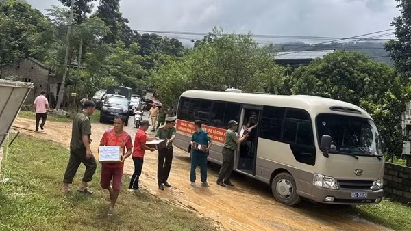 3 đoàn y bác sĩ CAND hỗ trợ người dân phòng chống dịch bệnh sau lũ