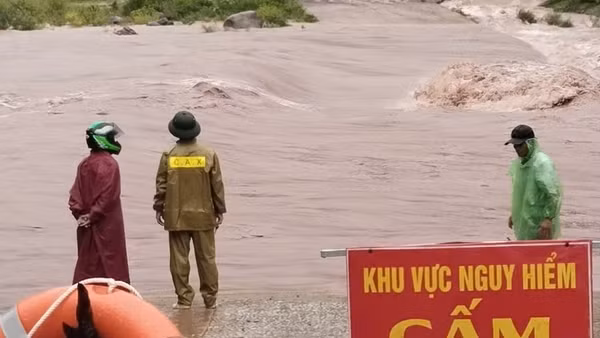 Kịp thời di dời người dân, tài sản khỏi vùng nguy hiểm trước khi bão số 4 đổ bộ