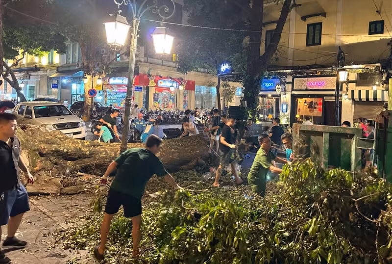 Tuổi trẻ CAND tiếp tục ra quân tổng dọn dẹp đường phố Hà Nội hậu bão số 3 -0