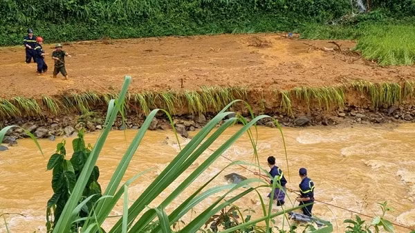 Công an Cao Bằng mang mì, gạo, suất ăn hỗ trợ người dân vùng ngập lụt