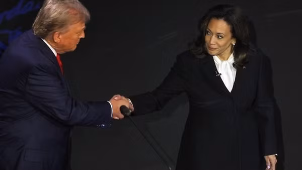 Ông Trump lần đầu bắt tay bà Harris kể từ năm 2016