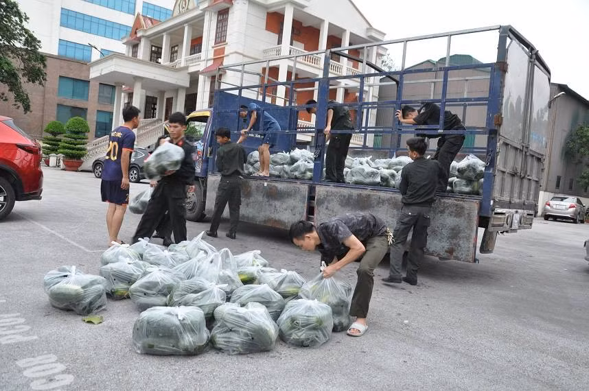 Công an tỉnh hỗ trợ nông dân tiêu thụ gần 10 tấn nông sản sau bão -2