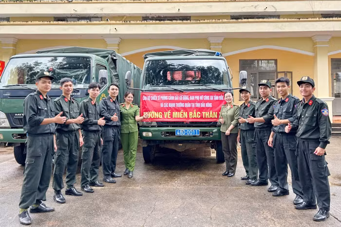 Những chuyến xe “ 0 đồng” mang theo món quà nghĩa tình của Công an Đắk Nông đến với đồng bào vùng bão lũ -0