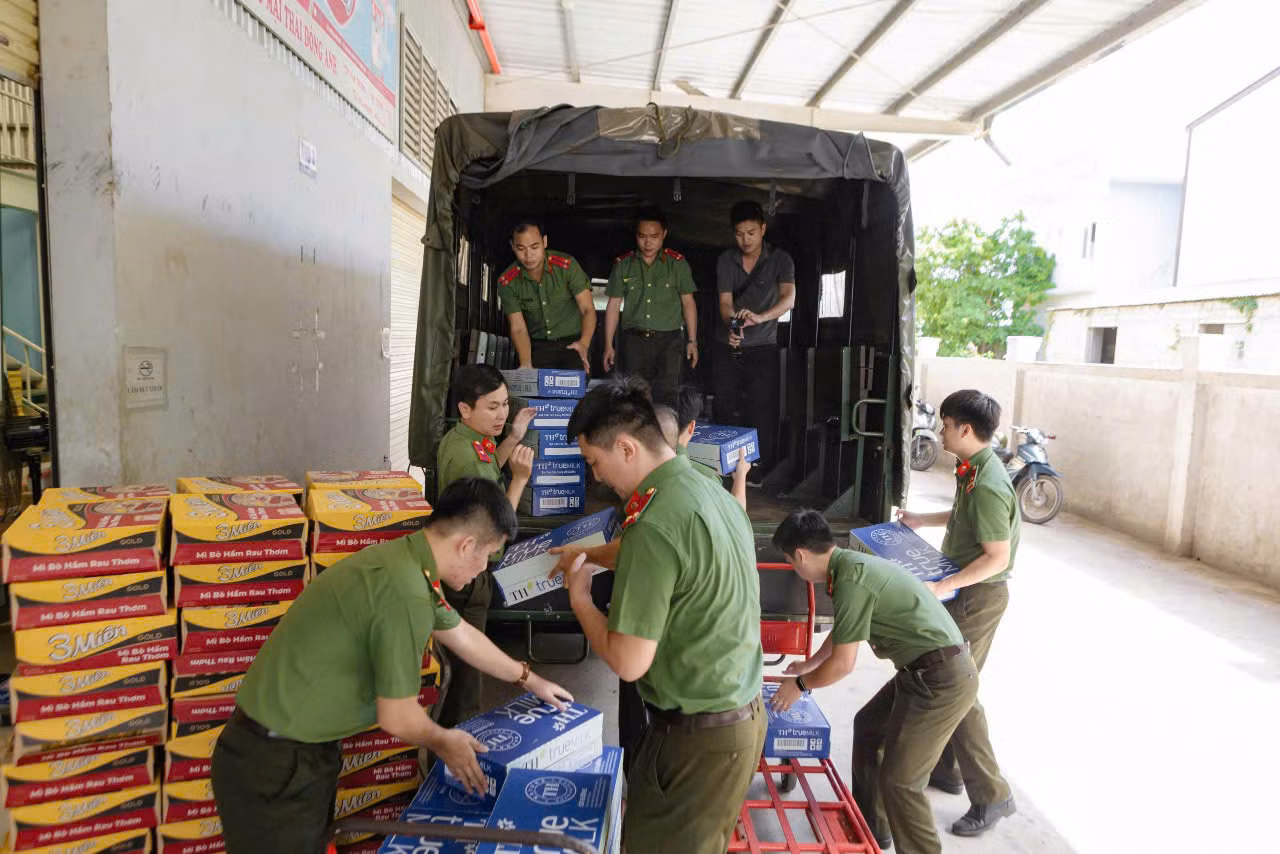 Công an Thừa Thiên Huế hỗ trợ cán bộ, chiến sĩ và nhân dân các tỉnh miền Bắc khắc phục hậu quả thiên tai -0