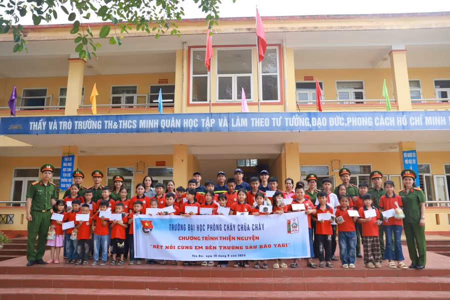 Tuổi trẻ Trường Đại học PCCC quyên góp sách vỡ, đồ dùng học tập tặng trẻ em vùng lũ -0