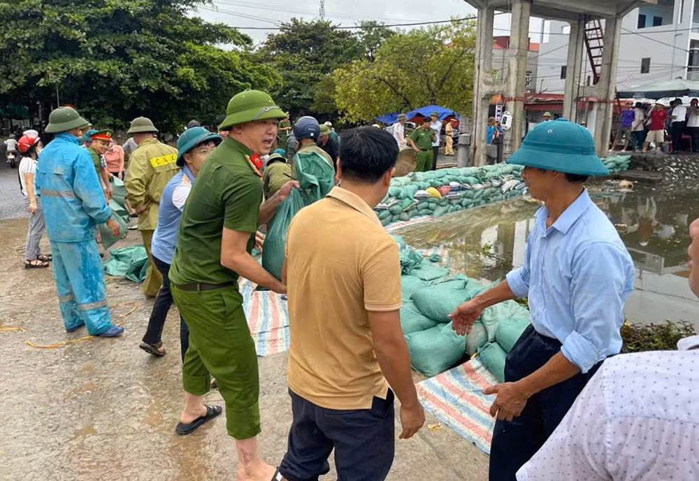 Sáng ngời hình ảnh Công an Nam Định chạy đua với nước lũ giúp dân -0
