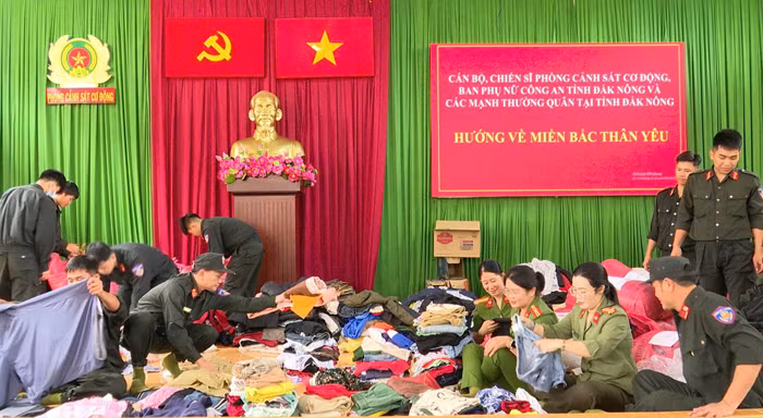 Những chuyến xe “ 0 đồng” mang theo món quà nghĩa tình của Công an Đắk Nông đến với đồng bào vùng bão lũ -2
