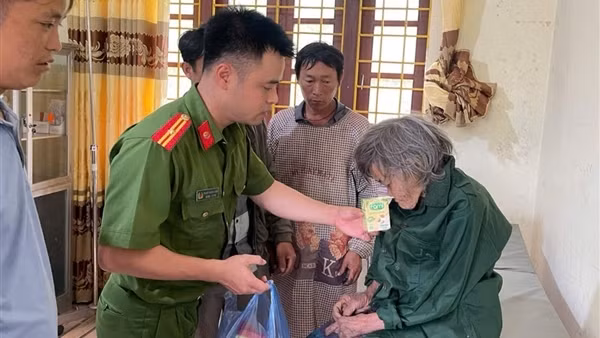 Giải cứu cụ bà 94 tuổi đi lạc 2 ngày trong rừng