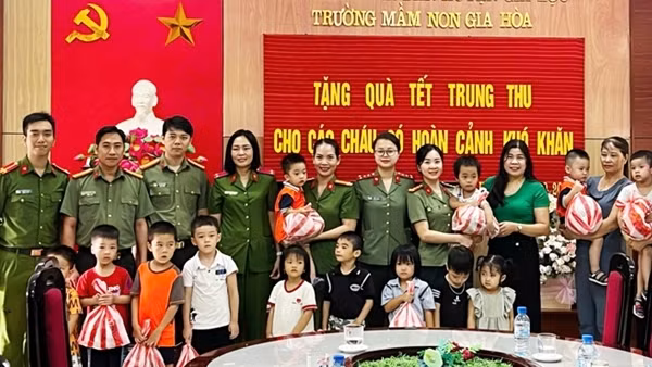 Tặng quà Trung thu cho trẻ em bị ảnh hưởng của cơn bão số 3 trên địa bàn tỉnh Hải Dương