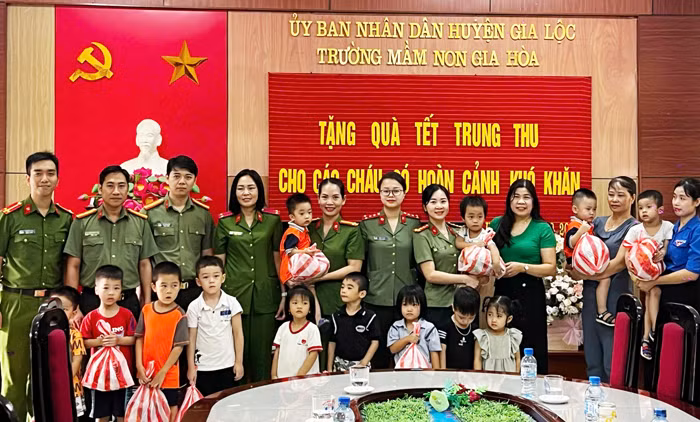 Tặng quà Trung thu cho trẻ ẻm bị ảnh hưởng của cơn bão số 3 trên địa bàn tỉnh Hải Duowng -0