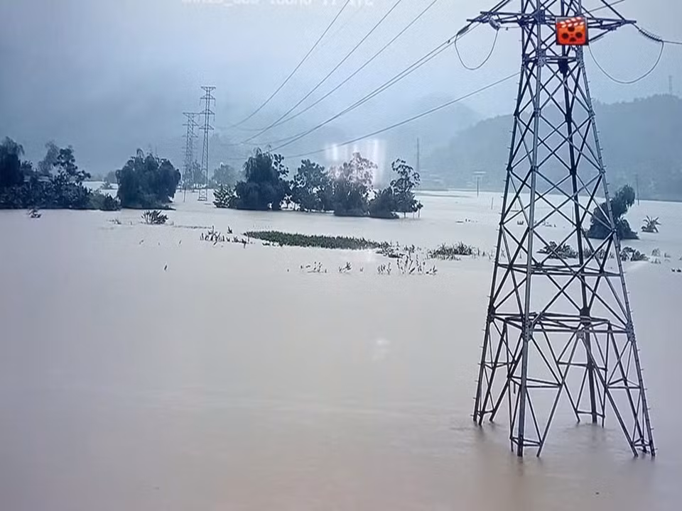 Mưa lũ gây thiệt hại nặng hệ thống điện 6 tỉnh miền Bắc ảnh 3 Mưa lũ gây thiết hại nặng hệ thống điện 6 tỉnh miền Bắc -0