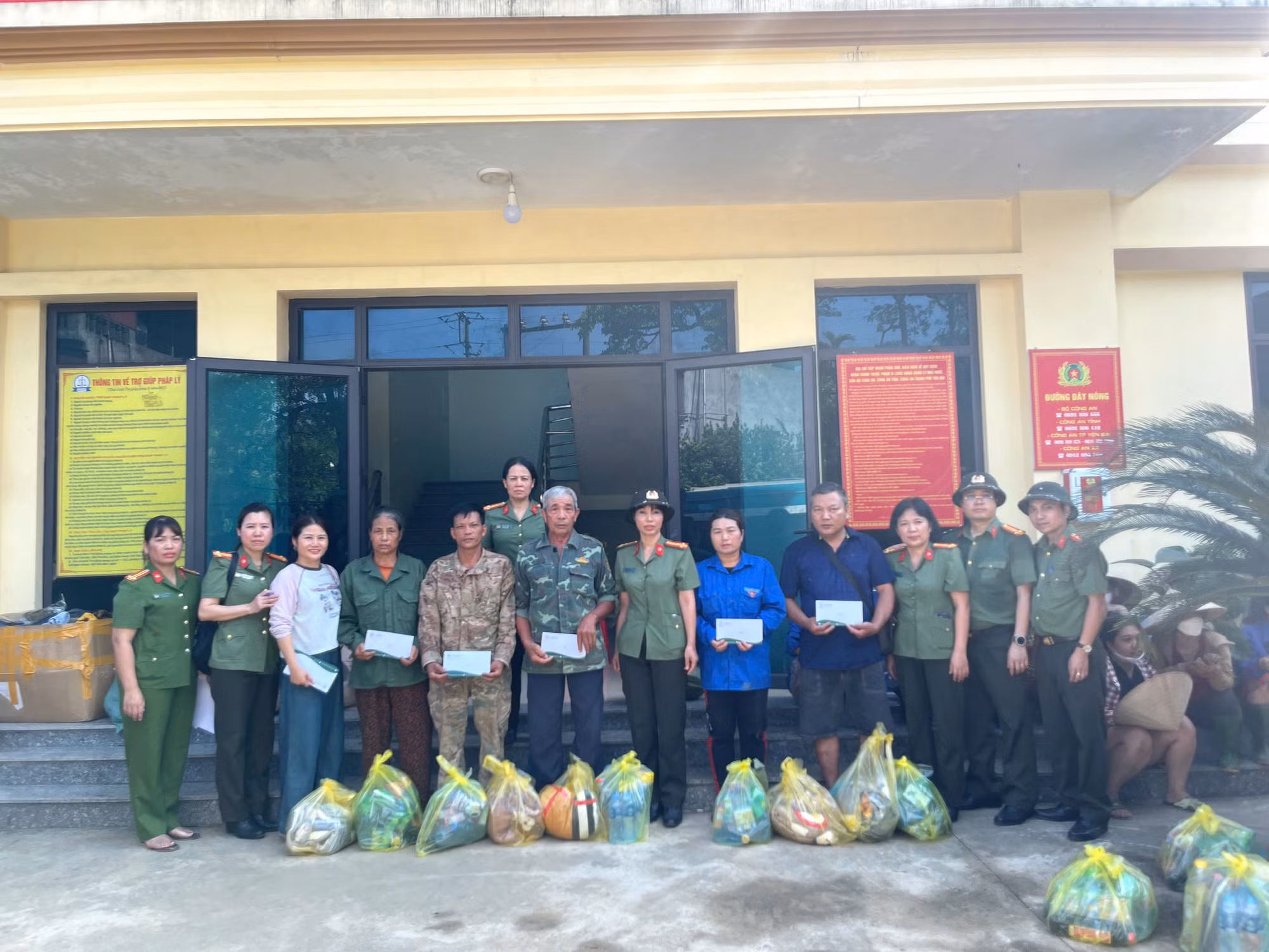 Về tận địa bàn thăm hỏi, cứu trợ bà con vùng lũ huyện Trấn Yên, tỉnh Yên Bái -0