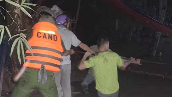 Lũ lên cao trong đêm, Công an Tuyên Quang sơ tán nhiều người mắc kẹt