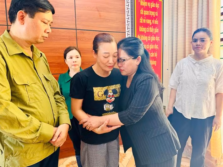Lãnh đạo Bộ Giáo dục và Đào tạo thăm hỏi, hỗ trợ học sinh và ngành Giáo dục tỉnh Lào Cai -0