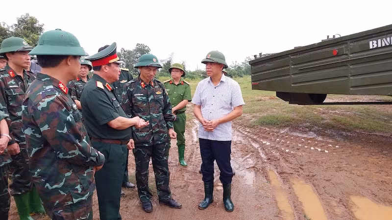 Lực lượng Công an, Quân đội xuyên đêm dầm mưa chuẩn bị phương án lắp cầu phao thay thế cầu Phong Châu -2