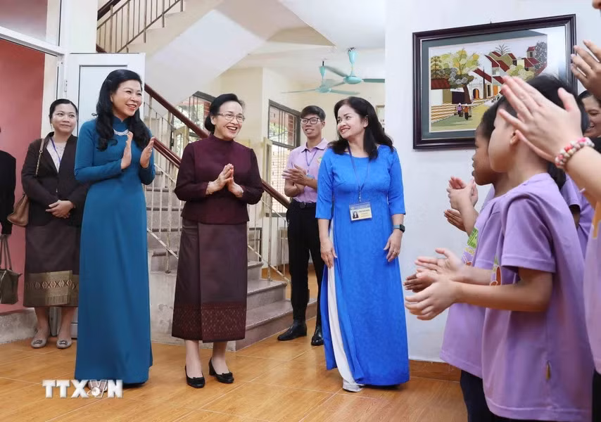 Hai Phu nhân Tổng Bí thư, Chủ tịch nước Việt Nam và Lào thăm làng trẻ em -0