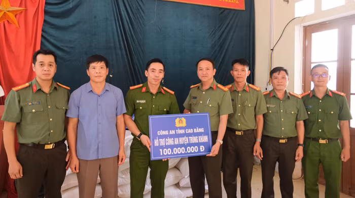 Bộ Công an hỗ trợ 1 tấn gạo cho nhân dân xã Quang Vinh bị ảnh hưởng thiên tai lũ lụt -0