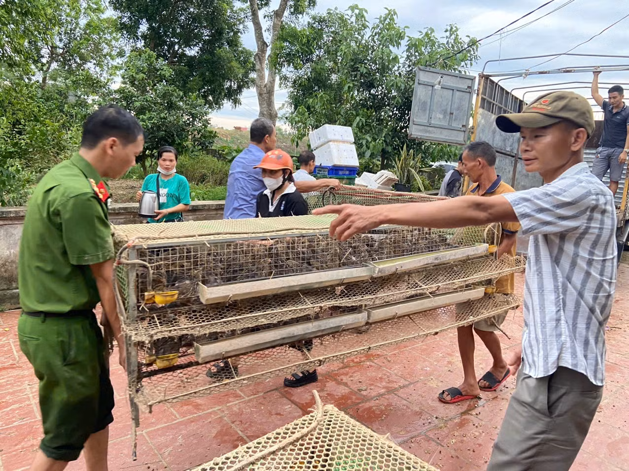 Công an tỉnh Thanh Hóa hỗ trợ nhân dân khắc phục hậu quả bão Yagi -0