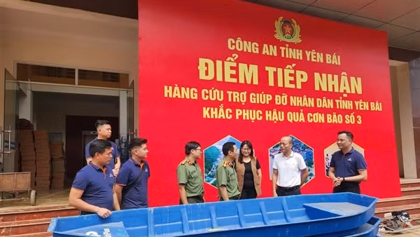 Tuổi trẻ Cục Truyền thông CAND phối hợp Đài Truyền hình Việt Nam huy động hơn 200 tấn hàng ủng hộ bà con vùng lũ