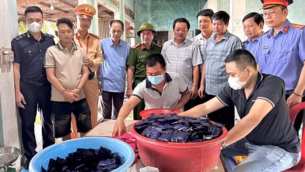 Bắt giữ 2 đối tượng mang súng quân dụng vận chuyển 26 kg ma tuý