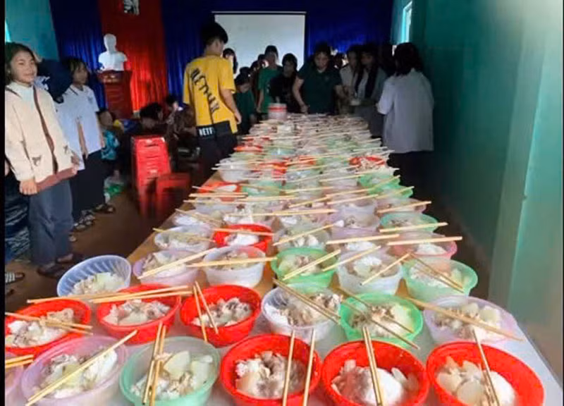 Những hình ảnh đầu tiên về 142 giáo viên, học sinh thoát nạn vụ sập nhà bán trú -2