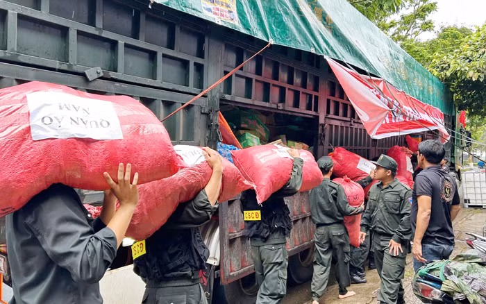 Những chuyến xe “ 0 đồng” mang theo món quà nghĩa tình của Công an Đắk Nông đến với đồng bào vùng bão lũ -1