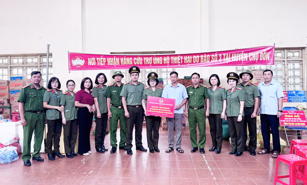 Sẻ chia khó khăn với bà con vùng lũ Bắc Kạn -0
