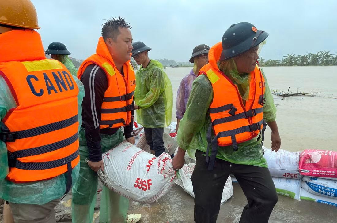 Công an huyện Chương Mỹ đồng hành cùng nhân dân chống lũ -0