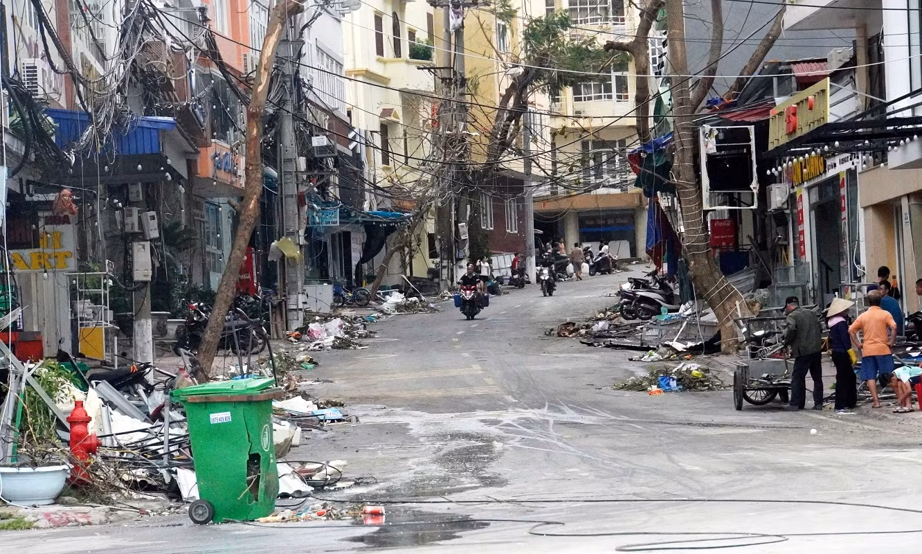 Đường phố Cát Bà ngập rác thải sau bão.