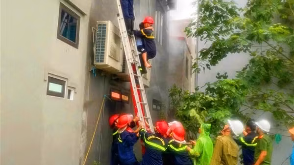 Kịp thời cứu 7 người thoát nạn khỏi đám cháy