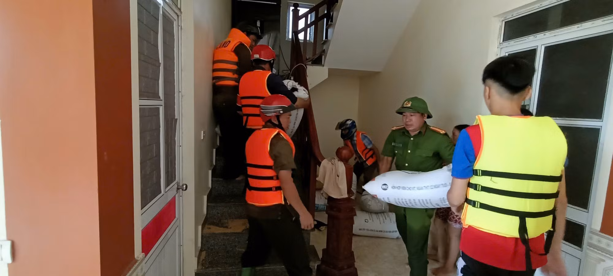 Công an Bắc Giang tiếp tục di dân các huyện vỡ đê bối đến nơi an toàn -1