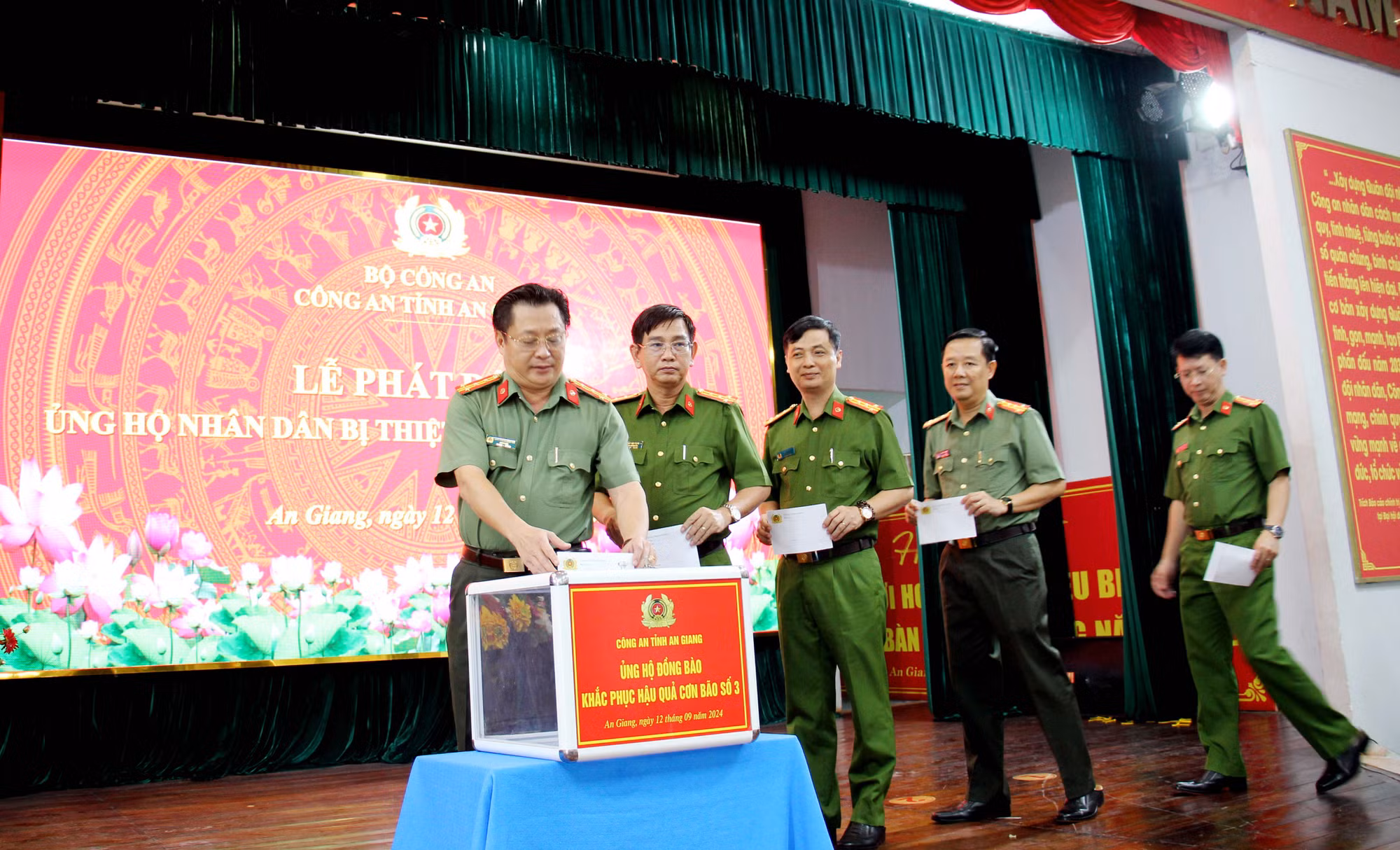 Công an tỉnh An Giang ủng hộ gần 2,5 tỷ đồng hỗ trợ người dân bị thiệt hại do bão số 3 -0