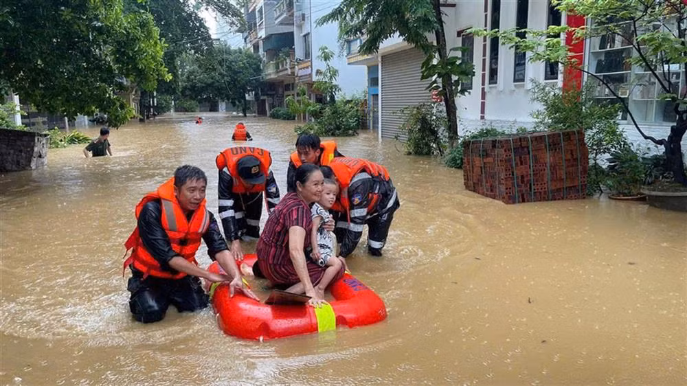 Trung đoàn Cảnh sát cơ động Tây Bắc giúp nhân dân khắc phục hậu quả bão số 3 tại Lào Cai, Yên Bái -2