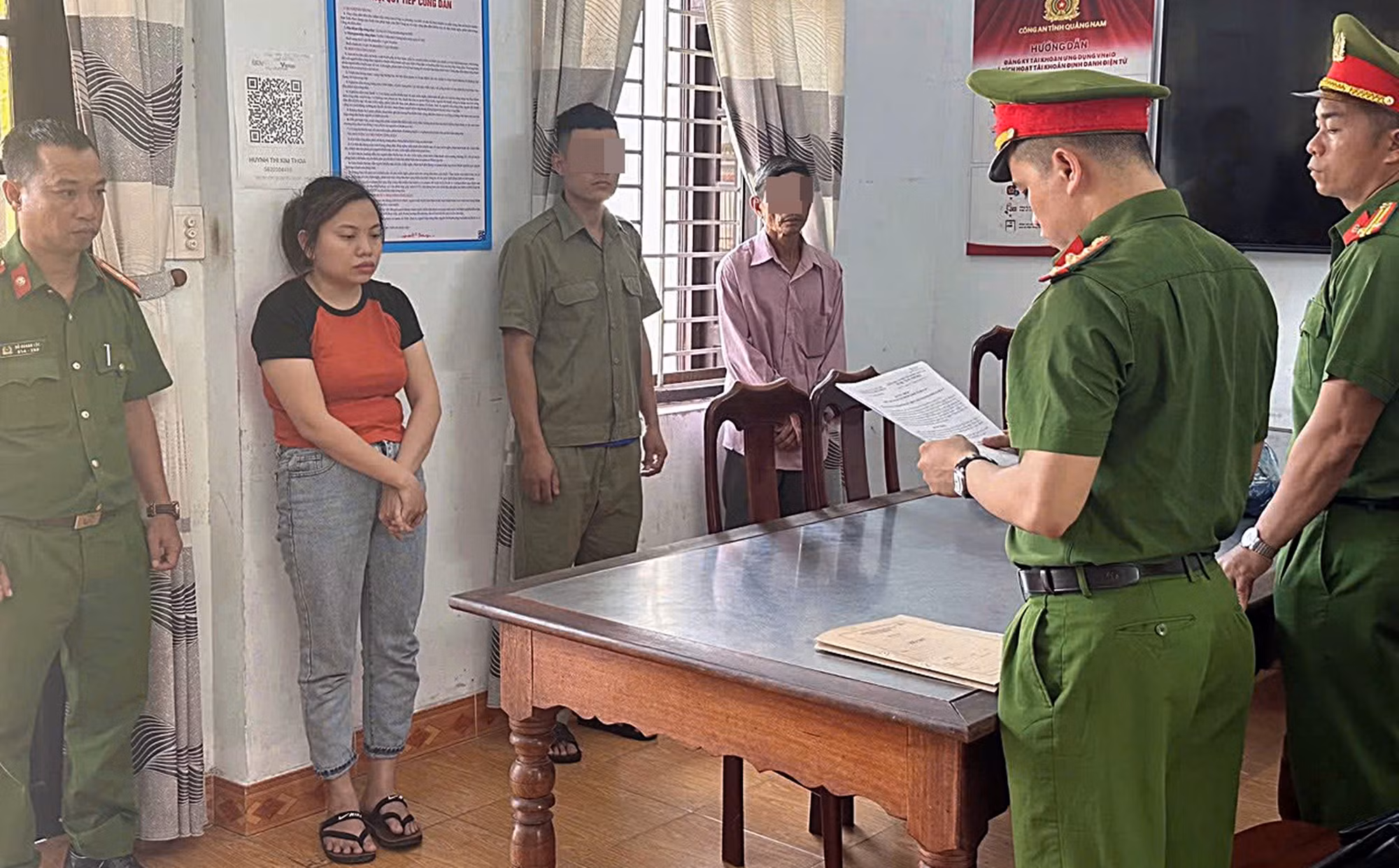 Bắt nữ quái mua lắc xích vàng giả trên mạng mang đi bán cho tiệm vàng -0