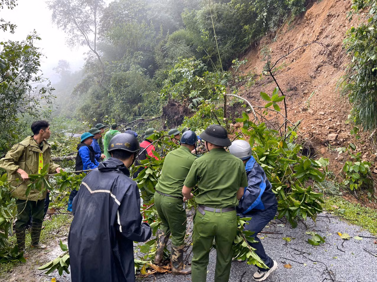Công an Cao Bằng mang mì, gạo, suất ăn hỗ trợ người dân vùng ngập lụt ảnh 3 Huy động hàng nghìn lượt cán bộ, chiến sĩ giúp dân ứng phó với mưa lũ sau bão số 3 -0