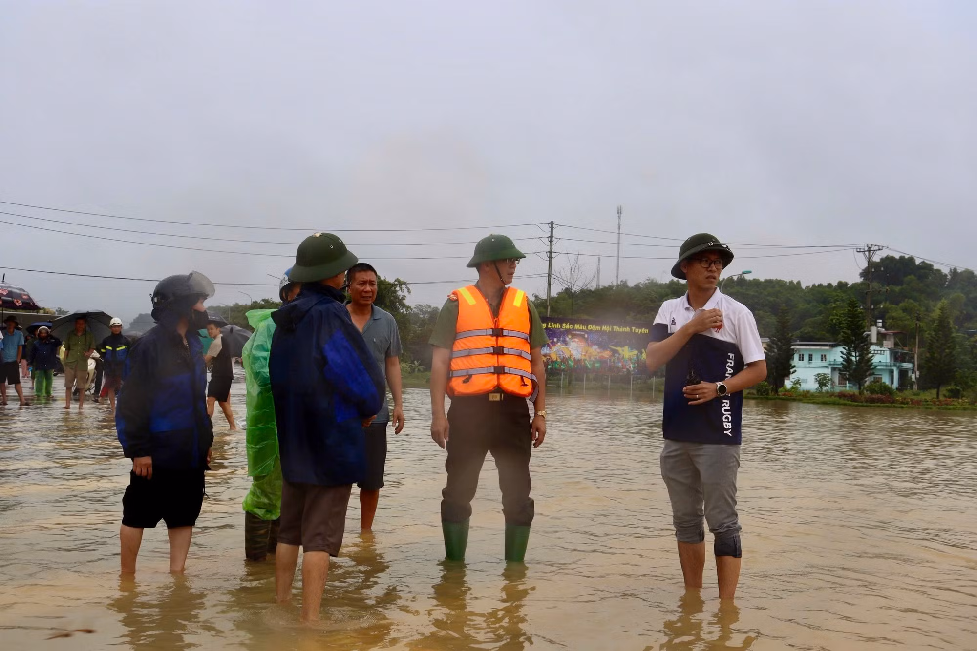 Giám đốc Công an tỉnh Tuyên Quang ngồi xuồng máy trực tiếp đi kiểm tra công tác phòng chống bão -0