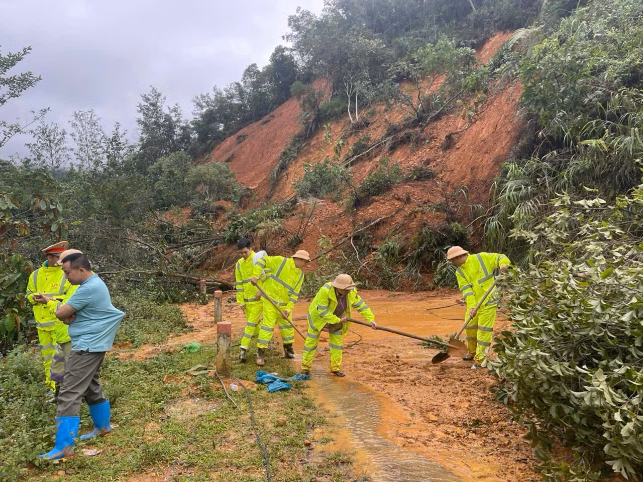 Công an Cao Bằng mang mì, gạo, suất ăn hỗ trợ người dân vùng ngập lụt ảnh 2 Huy động hàng nghìn lượt cán bộ, chiến sĩ giúp dân ứng phó với mưa lũ sau bão số 3 -0
