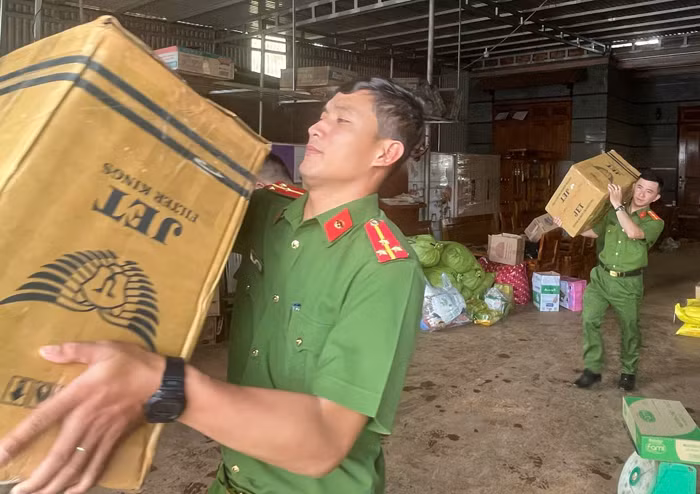 Những chuyến xe “ 0 đồng” mang theo món quà nghĩa tình của Công an Đắk Nông đến với đồng bào vùng bão lũ -0