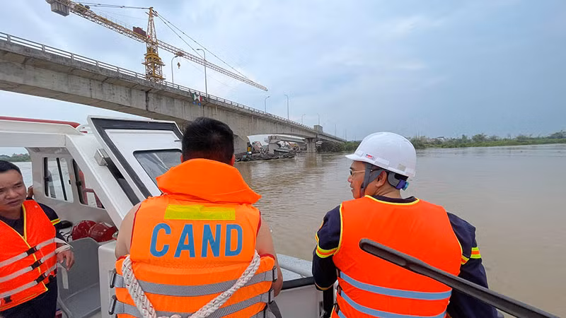Khắc phục sự cố 2 bè cá trôi dạt trên sông Thái Bình neo mắc vào trụ cầu Hợp Thanh -1