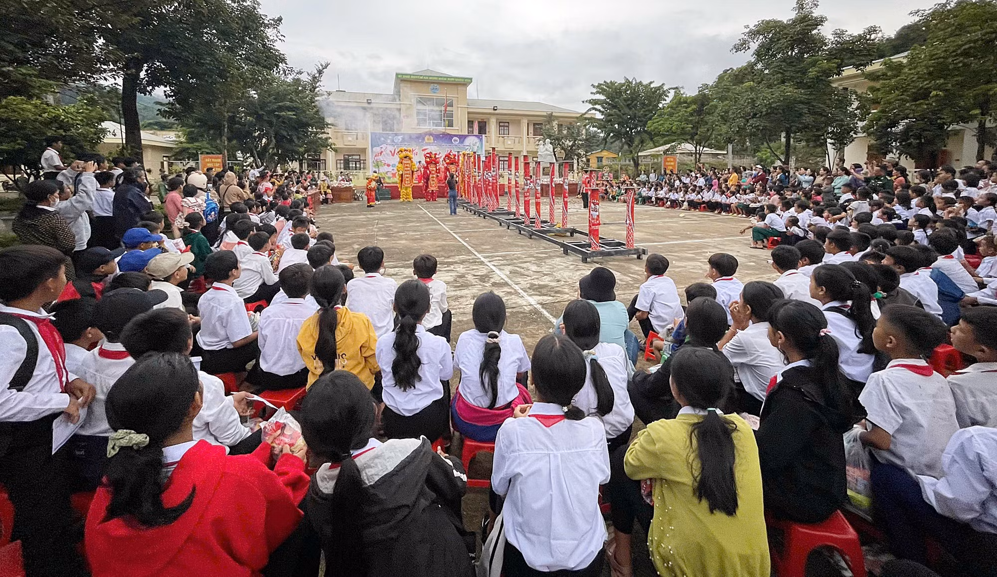 Mang Tết Trung thu đến với trẻ em vùng biên giới ở Quảng Nam -0